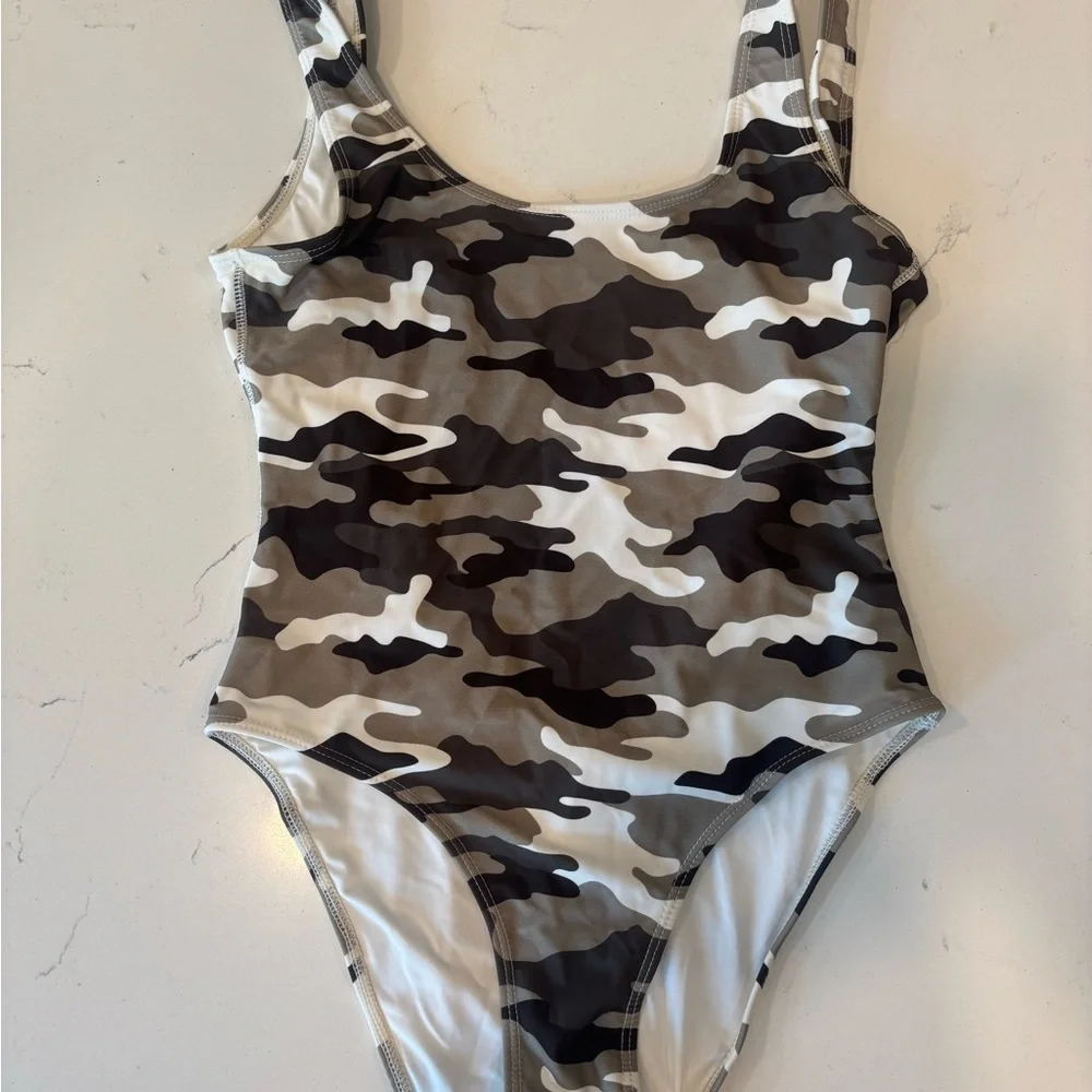 NEW Kendall + Kylie Camo One Piece Swimsuit XS High Cut Low Back - Picture 4 of 9